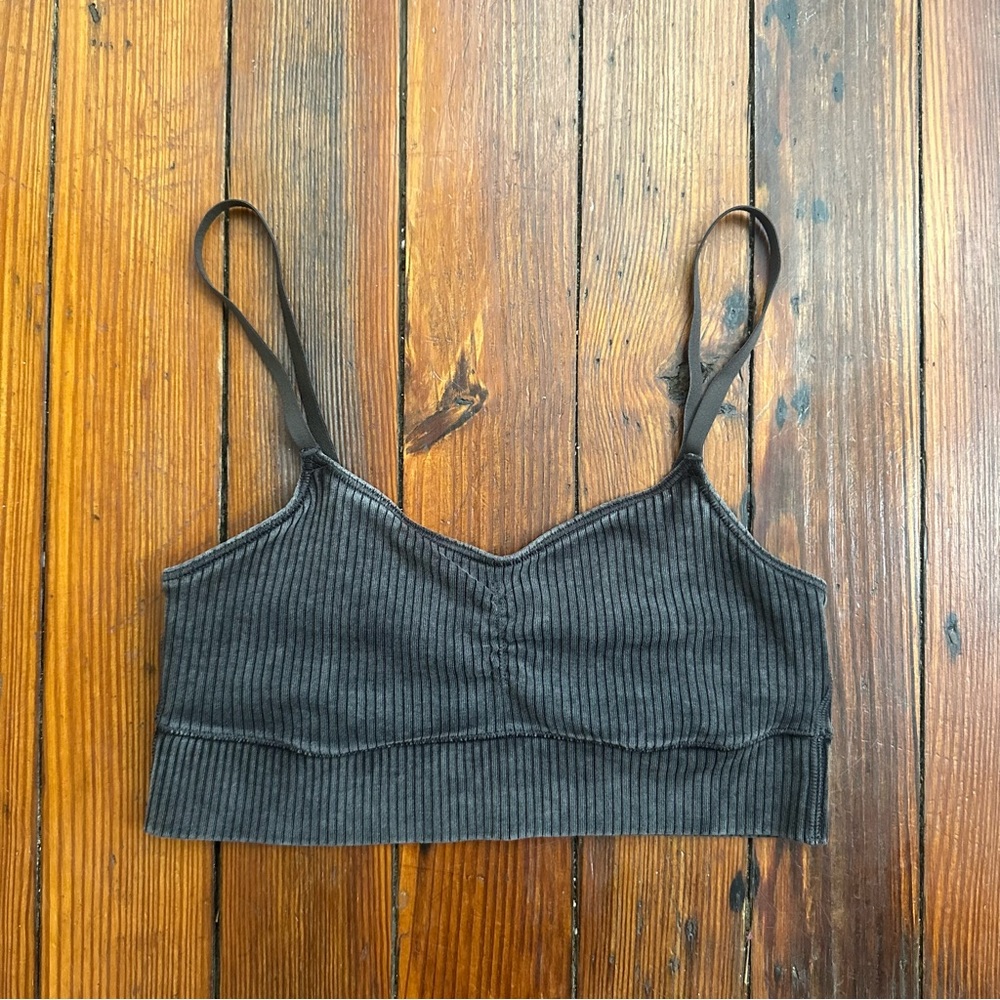 offline by Aerie grey ribbed scrunch front dance bra